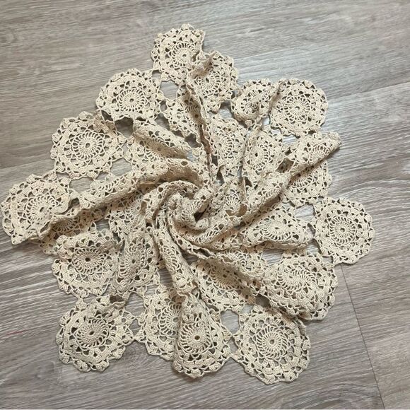 Large Crochet Doily, Vintage Florsl Pattern, Off White, Thanksgiving Table - Picture 1 of 4